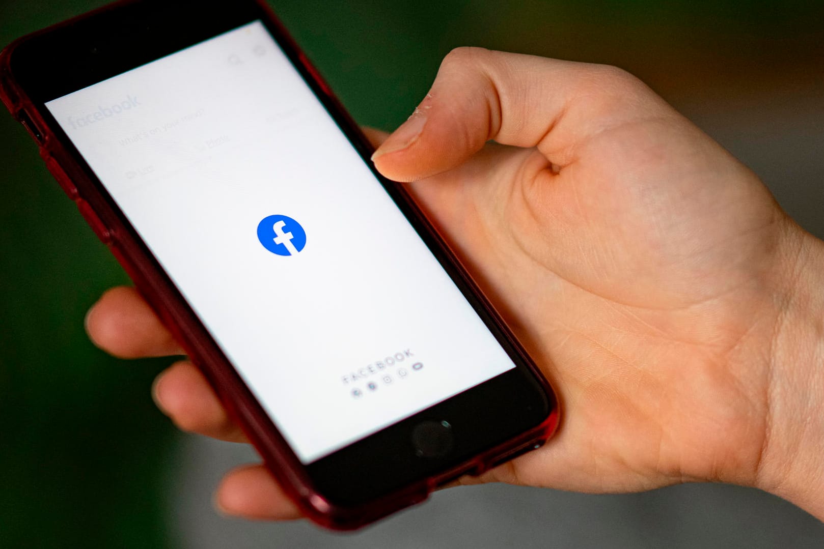 Facebook-Logo auf Smartphone: Dem Konzern droht Ärger mit der EU-Kommission