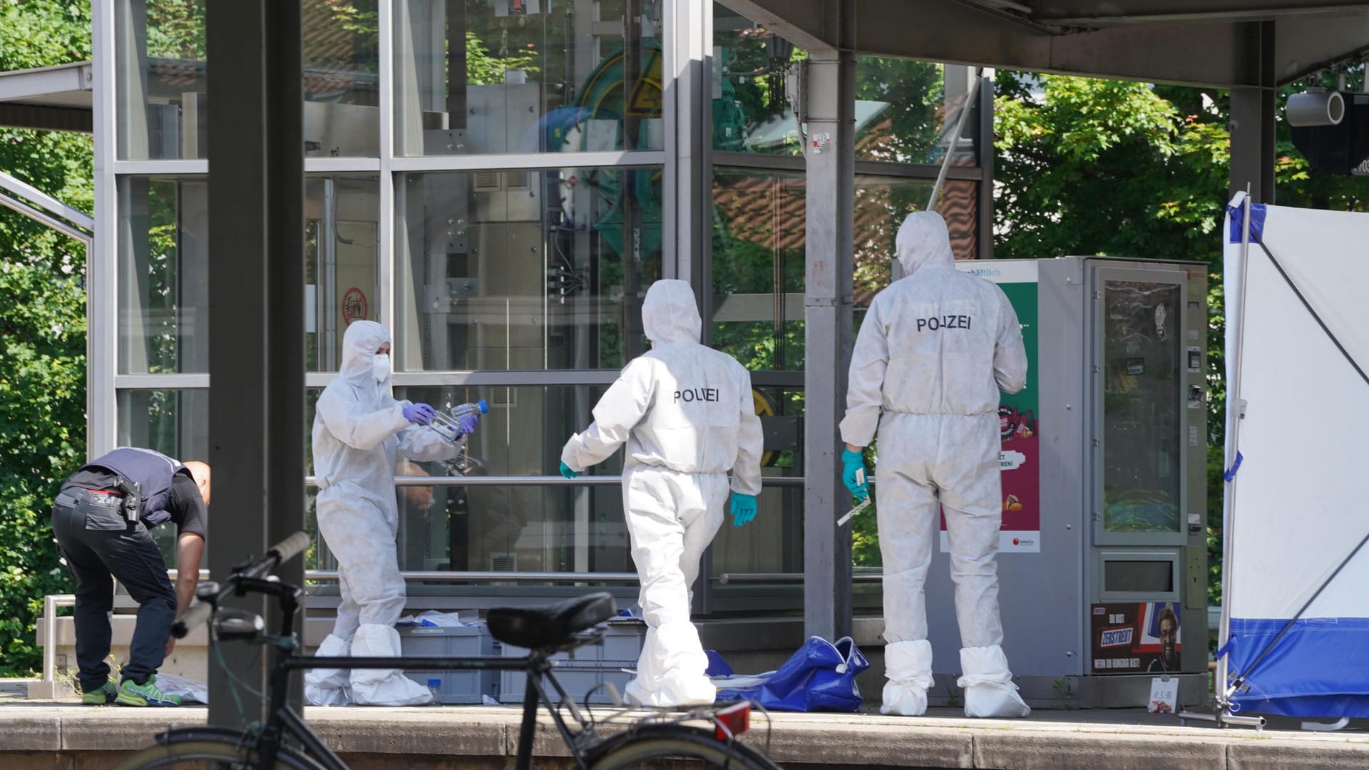 Polizisten untersuchen einen mutmaßlichen Tatort am Bahnhof: Dort ist am Freitag ein toter Mann gefunden worden. Die Ermittler gehen von einem Verbrechen aus. Polizisten untersuchen einen mutmaßlichen Tatort am Bahnhof: Dort ist am Freitag ein toter Mann gefunden worden. Die Ermittler gehen von einem Verbrechen aus.
