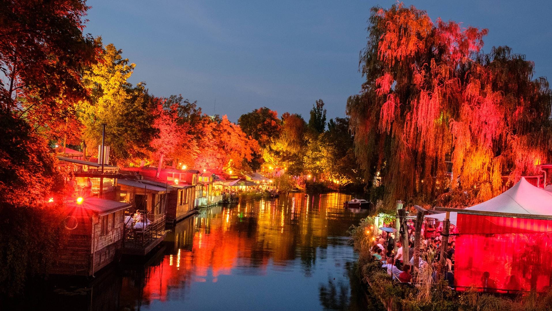 Lohmühleninsel an der Schlesischen Straße: Blick von der Brücke über die Clubs und Party-Locations. Lohmühleninsel an der Schlesischen Straße: Blick von der Brücke über die Clubs und Party-Locations.