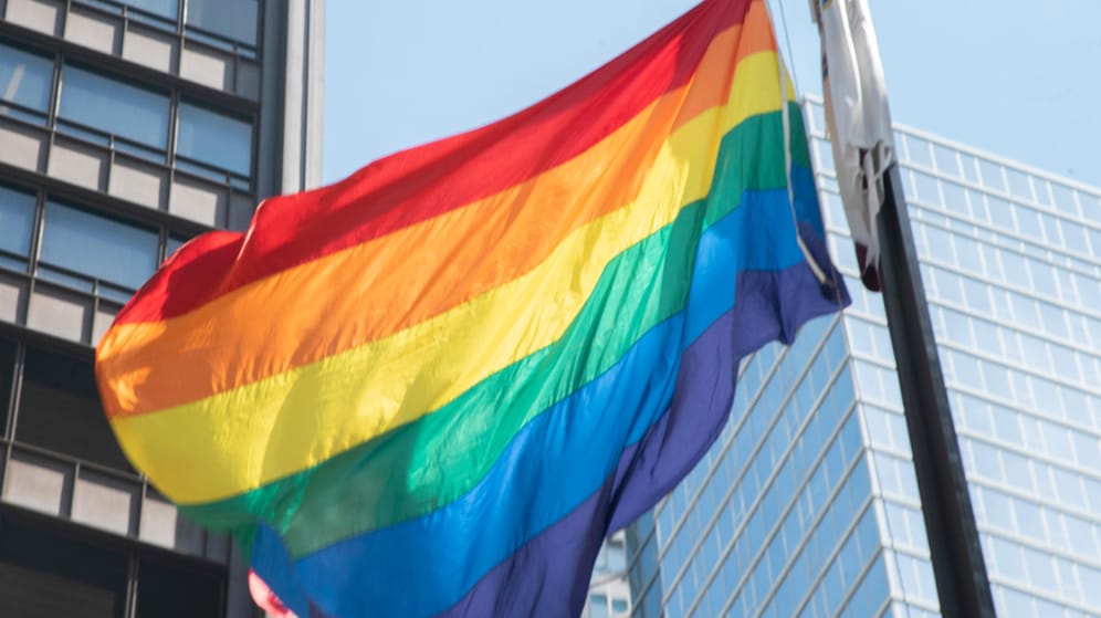 Regenbogenflagge: Sie ist ein Symbol der LGBTIQ-Bewegung. Erfunden wurde sie von Gilbert Baker, einem der bekanntesten US-Aktivisten für Homosexuelle.