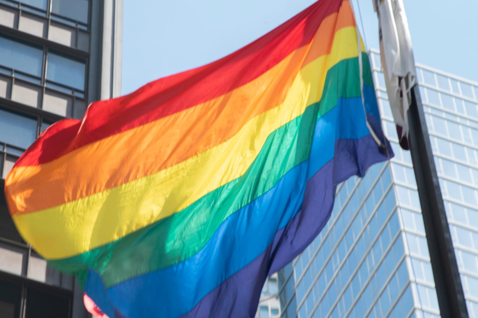 Regenbogenflagge: Sie ist ein Symbol der LGBTIQ-Bewegung. Erfunden wurde sie von Gilbert Baker, einem der bekanntesten US-Aktivisten für Homosexuelle.