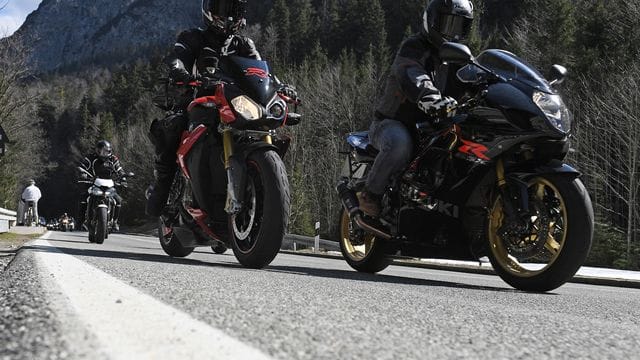Rudelbildung: Wenn eine Gruppe Motorrad fährt, kann sie vor der Tour eindeutige Zeichen zur Verständigung ausmachen. Rudelbildung: Wenn eine Gruppe Motorrad fährt, kann sie vor der Tour eindeutige Zeichen zur Verständigung ausmachen.