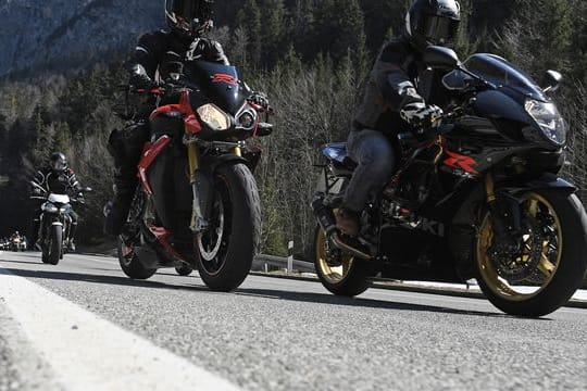 Rudelbildung: Wenn eine Gruppe Motorrad fährt, kann sie vor der Tour eindeutige Zeichen zur Verständigung ausmachen.
