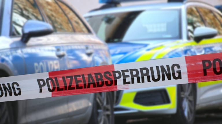 Polizeiabsperrung mit Streifenwagen im Hintergrund (Symbolbild):In Bielefeld haben Unbekannte einen Geldautomaten gesprengt.