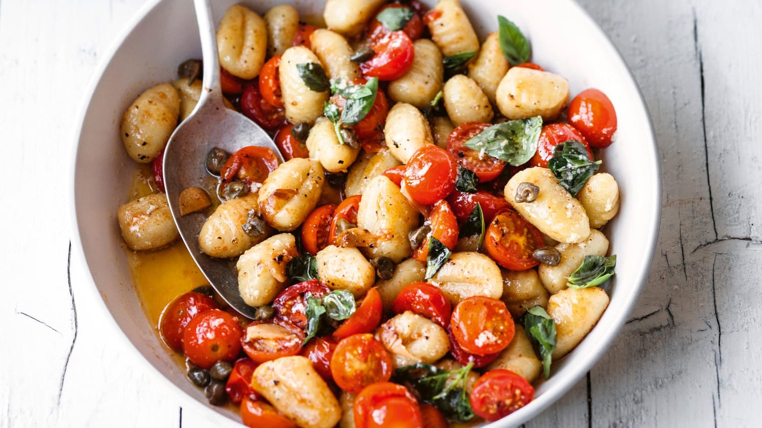 Gnocchi: Die Gnocchi mit Kirschtomaten-Kapern-Butter versetzen einen ruckzuck in mediterran-leichte Urlaubsstimmung.