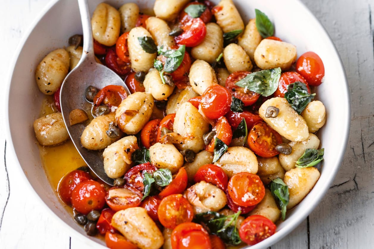 Gnocchi: Die Gnocchi mit Kirschtomaten-Kapern-Butter versetzen einen ruckzuck in mediterran-leichte Urlaubsstimmung.