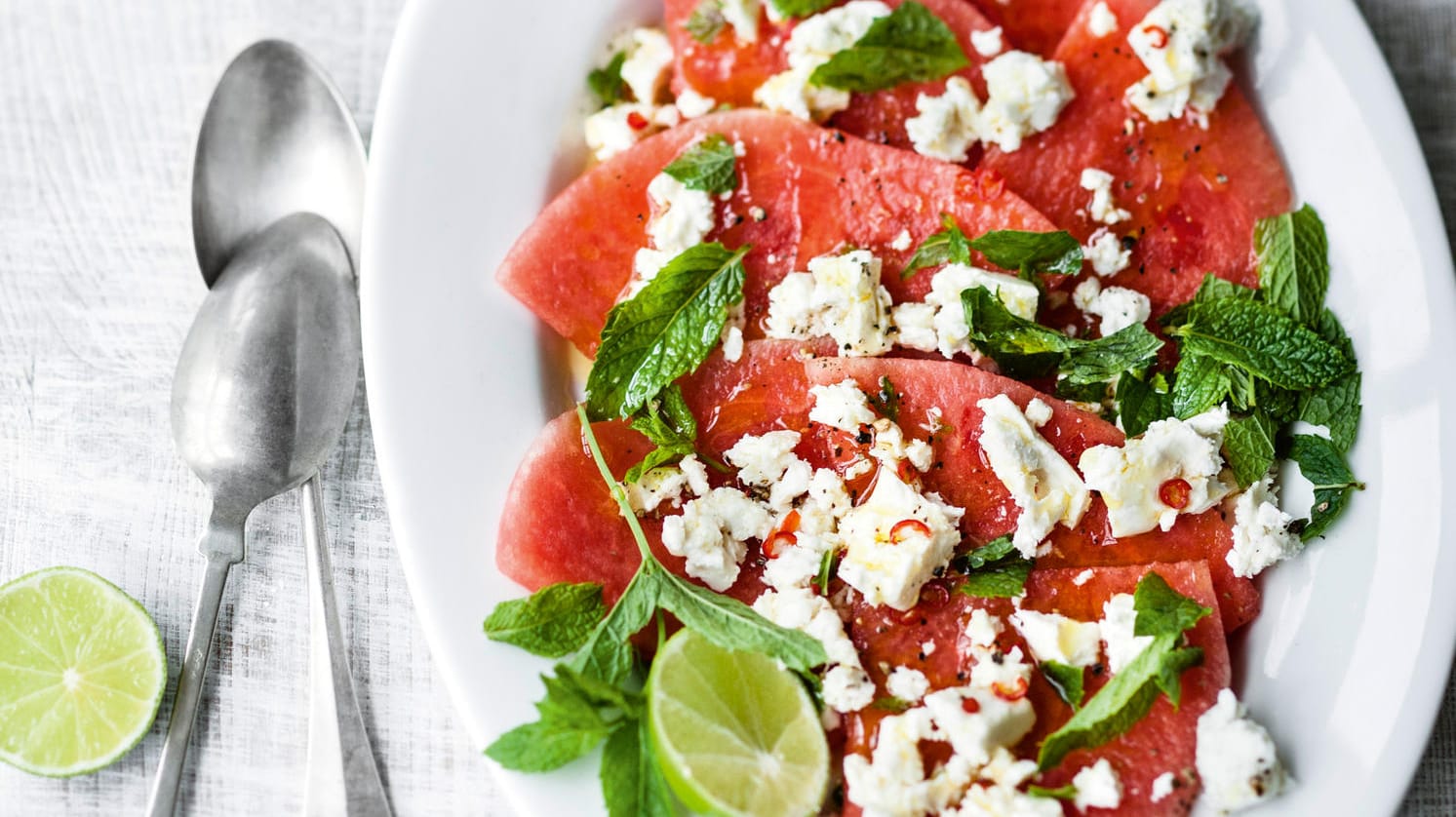 Wassermelonen-Salat: Der Wassermelonen-Feta-Salat mit Minze und Dressing ist fix gemacht.