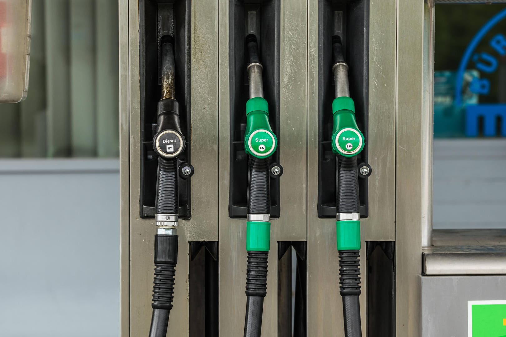 Zapfsäule an der Tankstelle: Laut Bundesregierung steigen die Kraftstoffpreise bereits.