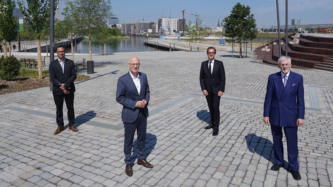 Jürgen Bruns-Berentelg (r-l), Vorsitzender der Geschäftsführung der Hafencity Hamburg GmbH, Andreas Kleinau, Geschäftsführer und Peter Tschentscher (SPD), Erster Bürgermeister nach der Eröffnung.