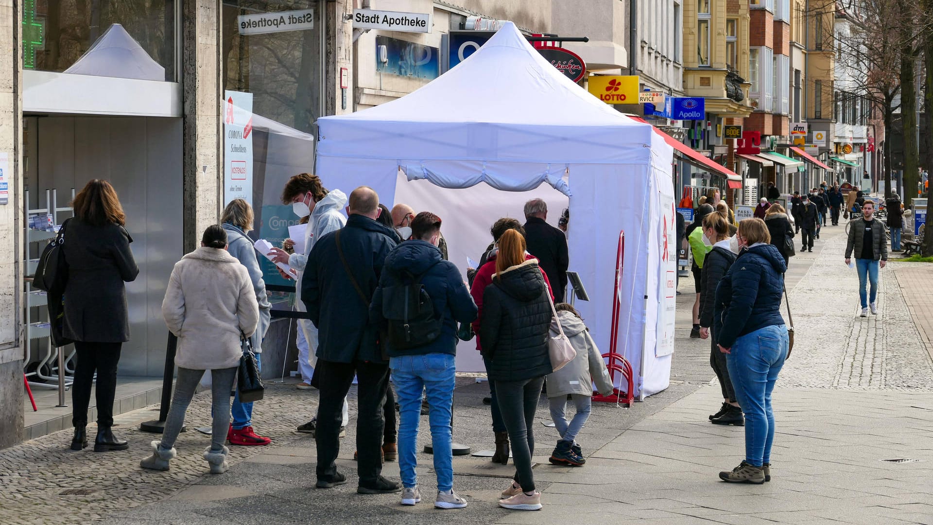 Menschen warten vor einer Corona-Teststation in Berlin-Zehlendorf (Symbolbild): Nicht immer werden die Tests korrekt durchgeführt.