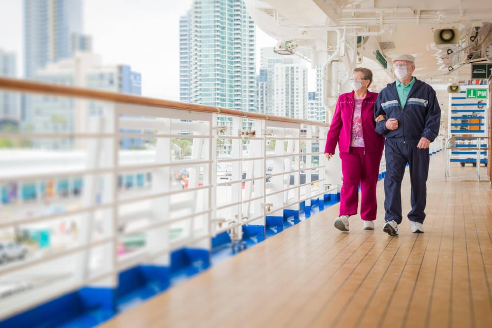 Seniorenpaar auf einem Kreuzfahrtschiff: An Bord gelten strenge Corona-Regeln, damit es nicht zu Ansteckungen kommt.