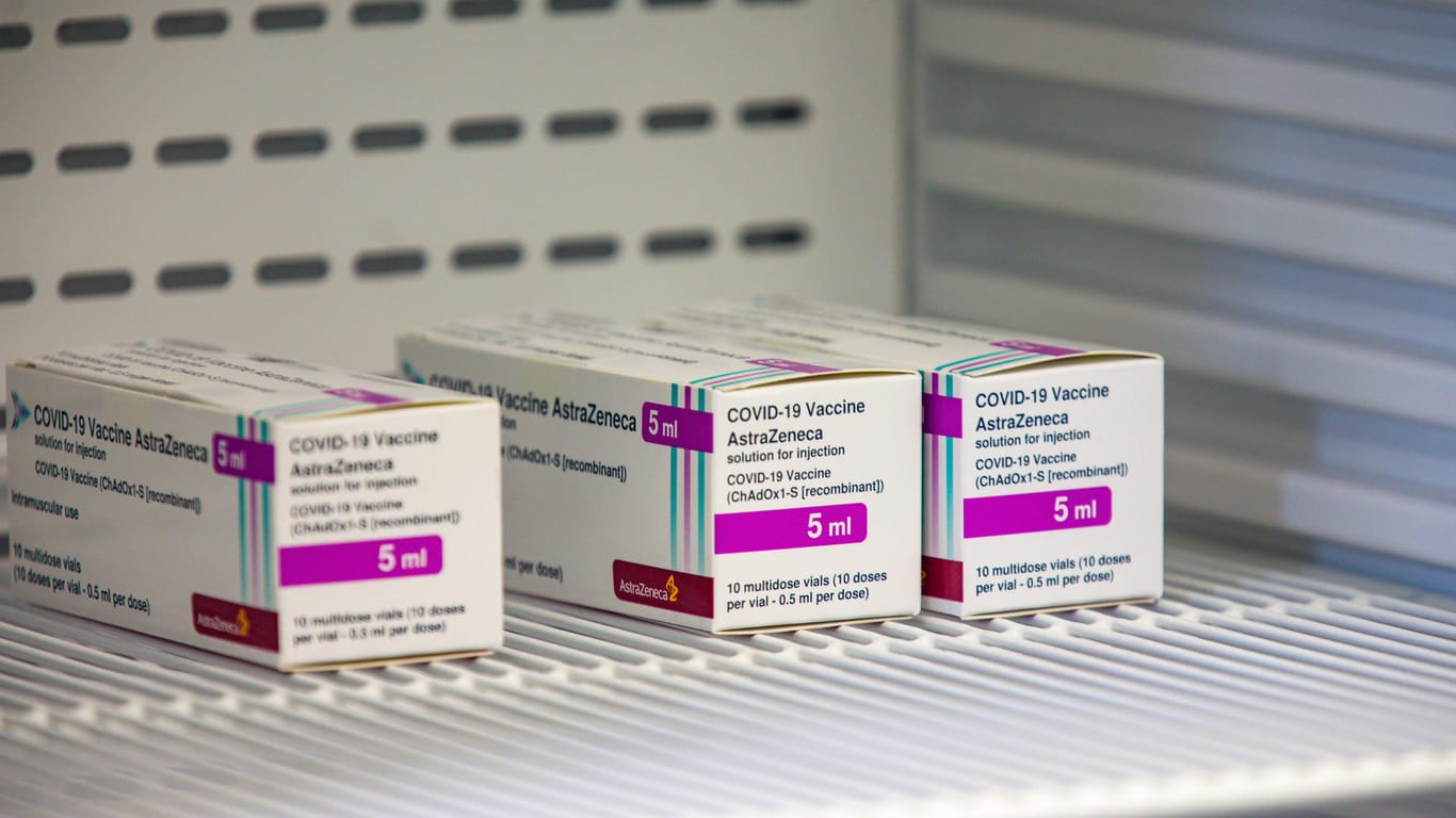 Astrazeneca-Impfstoff im Kühlschrank: Die WHO fordert von Deutschland, die Impfstoffspenden vorzuziehen (Symbolbild).