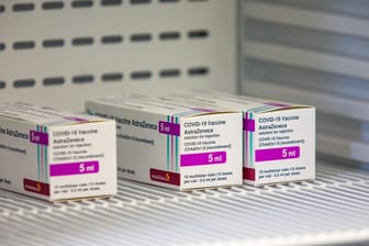Astrazeneca-Impfstoff im Kühlschrank: Die WHO fordert von Deutschland, die Impfstoffspenden vorzuziehen (Symbolbild).
