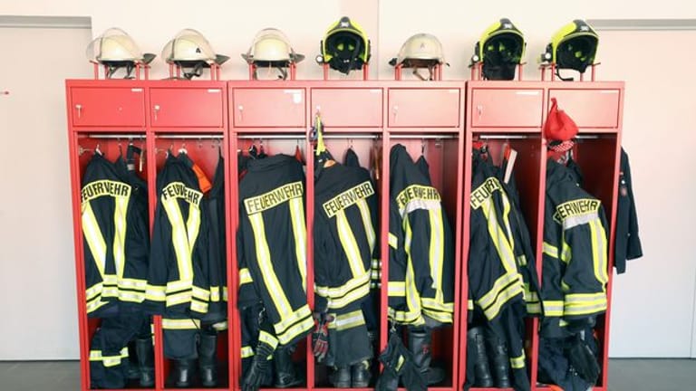 Ein Schrank mit Jacken und Helmen einer Freiwilligen Feuerwehr (Symbolbild): Bei der Bremer Feuerwehr waren rassistische Chats aufgetaucht.