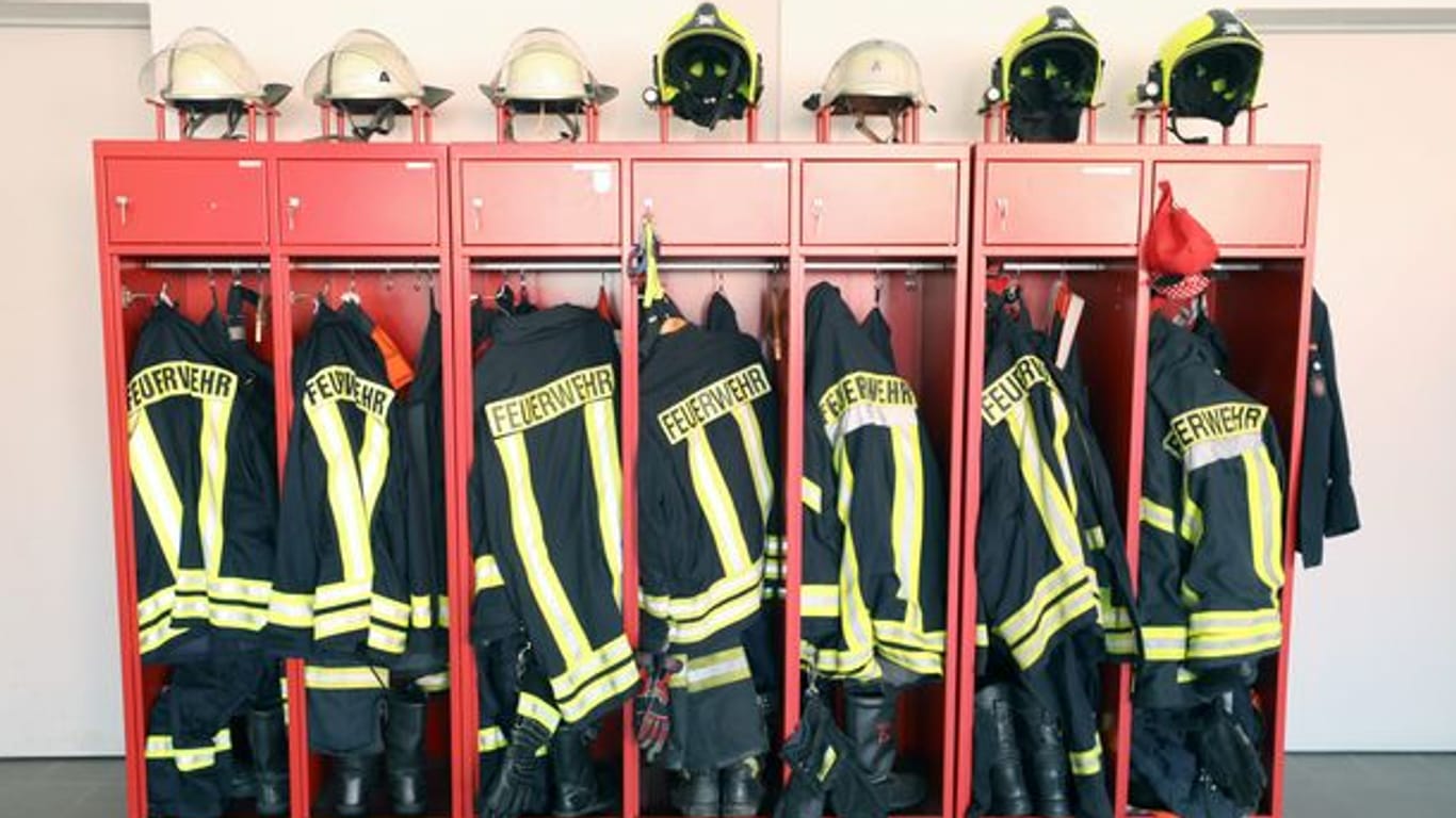 Ein Schrank mit Jacken und Helmen einer Freiwilligen Feuerwehr (Symbolbild): Bei der Bremer Feuerwehr waren rassistische Chats aufgetaucht.