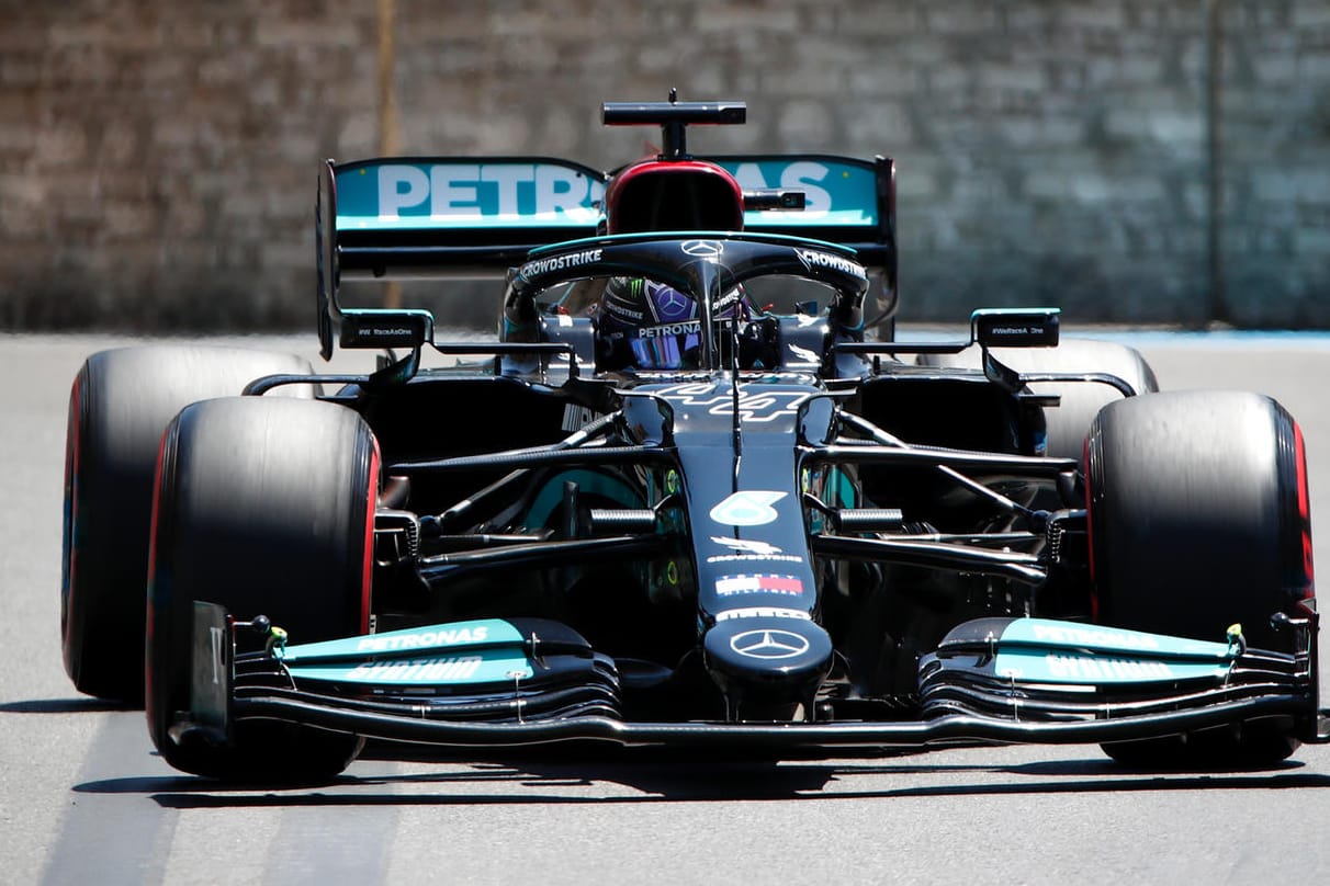 Lewis Hamilton: Der Mercedes-Pilot findet sich auf der Strecke in Baku noch nicht zurecht.