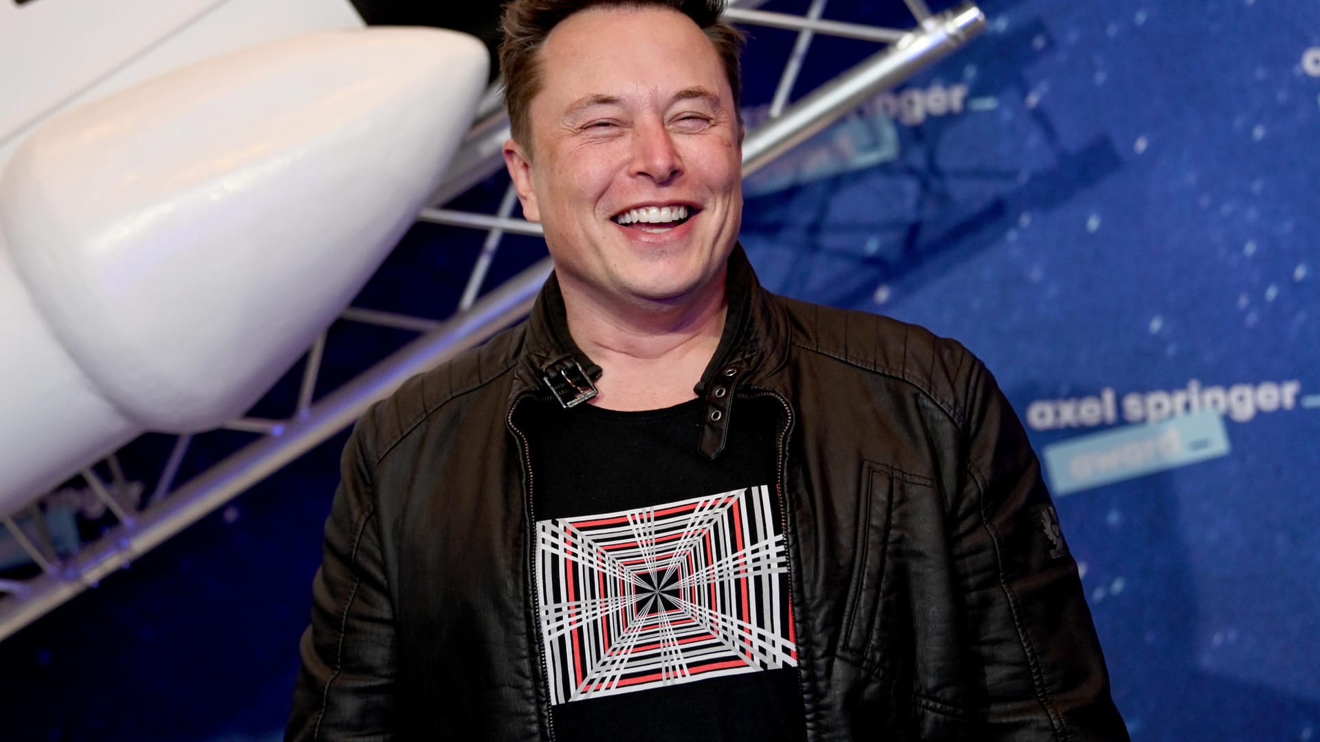 Elon Musk lässt mit seinen Tweets den Bitcoin-Kurs tanzen – und zockt damit mit dem Geld von Millionen Kleinanlegern.