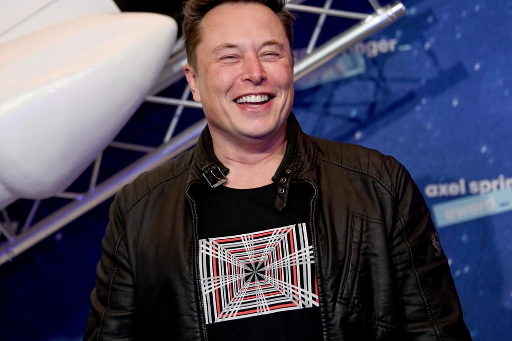 Elon Musk lässt mit seinen Tweets den Bitcoin-Kurs tanzen – und zockt damit mit dem Geld von Millionen Kleinanlegern.