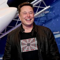 Elon Musk lässt mit seinen Tweets den Bitcoin-Kurs tanzen – und zockt damit mit dem Geld von Millionen Kleinanlegern.