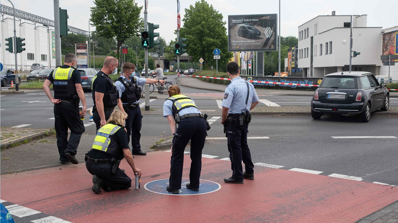 Die Polizei an der Unfallstelle: In Köln ist ein Mann auf einem E-Bike verunfallt.