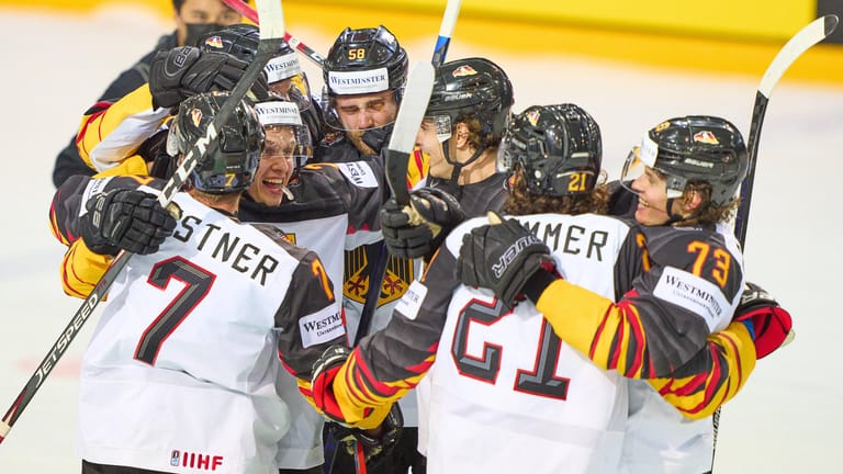 Das deutsche Eishockey-Team feierten den entscheidenden Treffer im Viertelfinale: Am Samstag geht es für DEB-Mannschaft gegen Finnland um den Finaleinzug.