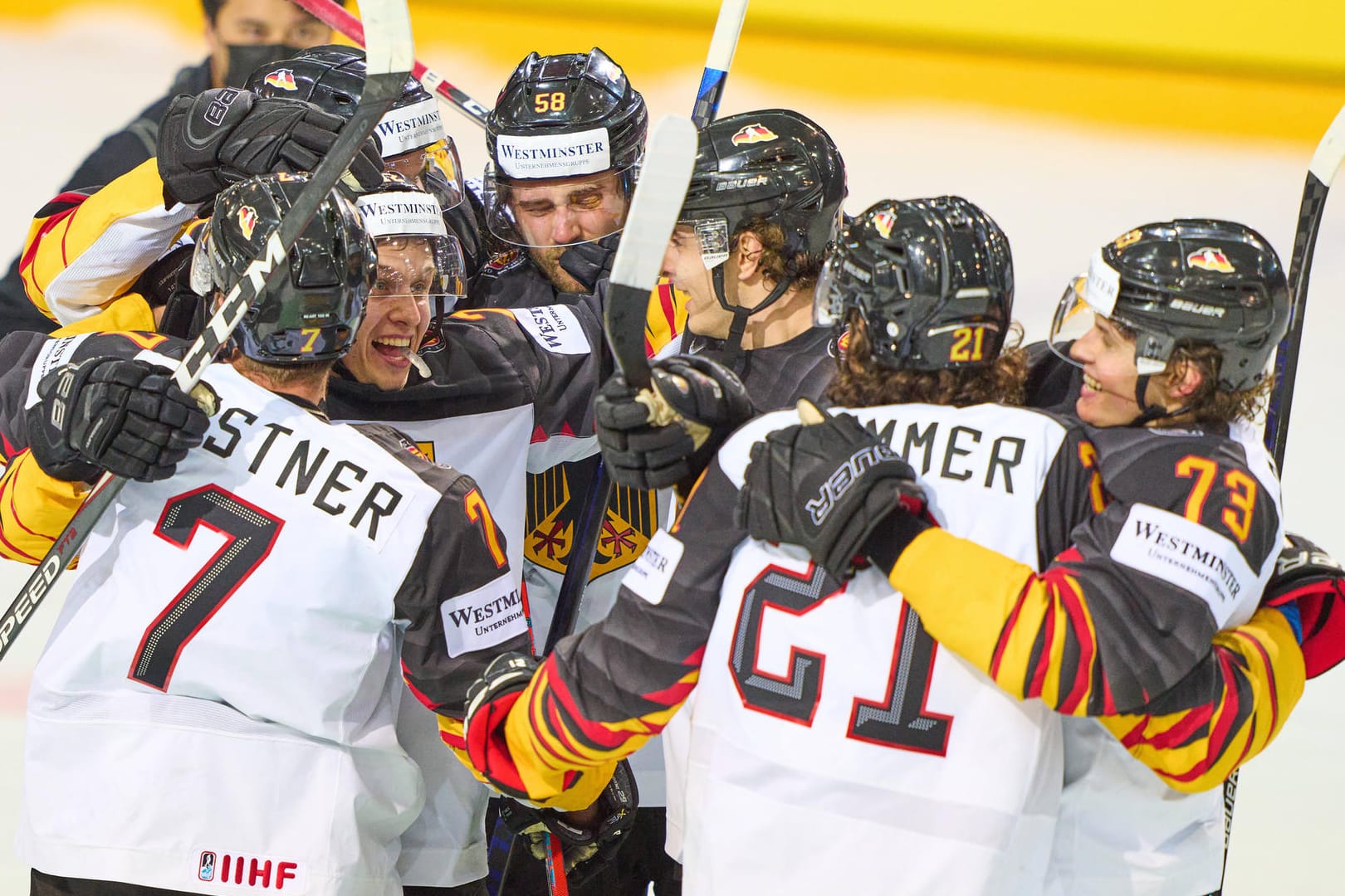 Das deutsche Eishockey-Team feierten den entscheidenden Treffer im Viertelfinale: Am Samstag geht es für DEB-Mannschaft gegen Finnland um den Finaleinzug.