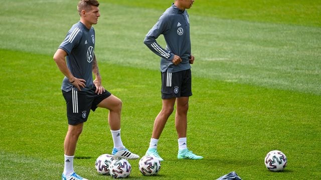 Zurück auf dem Trainingsplatz: Toni Kroos (l).