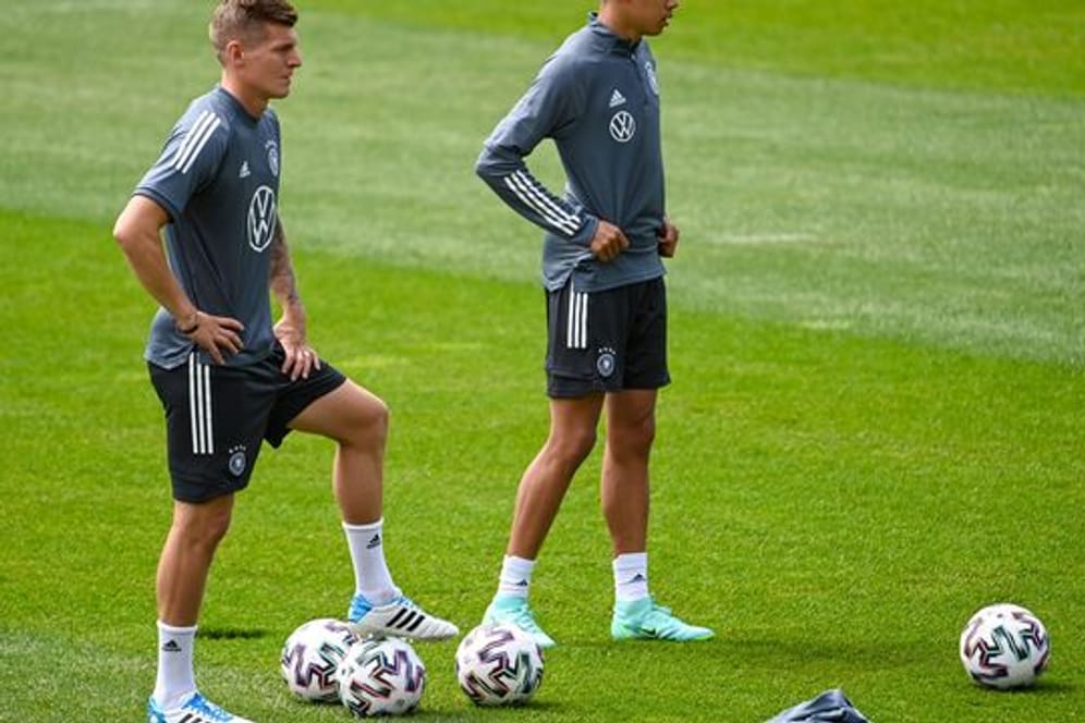Zurück auf dem Trainingsplatz: Toni Kroos (l).