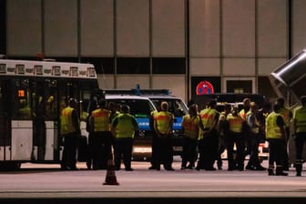 Bundespolizisten begleiten in München Flüchtlinge aus Afghanistan zu ihrer Abschiebung: Mehrere Verbände haben den Stopp der Rückführungen gefordert (Archivfoto).