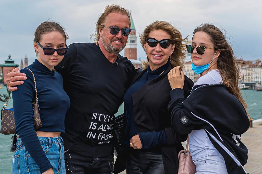 Die Geissens: Shania Tyra Maria Geiss, Robert Geiss, Carmen Geiss und Davina Shakira Geiss im Hafen von Venedig.