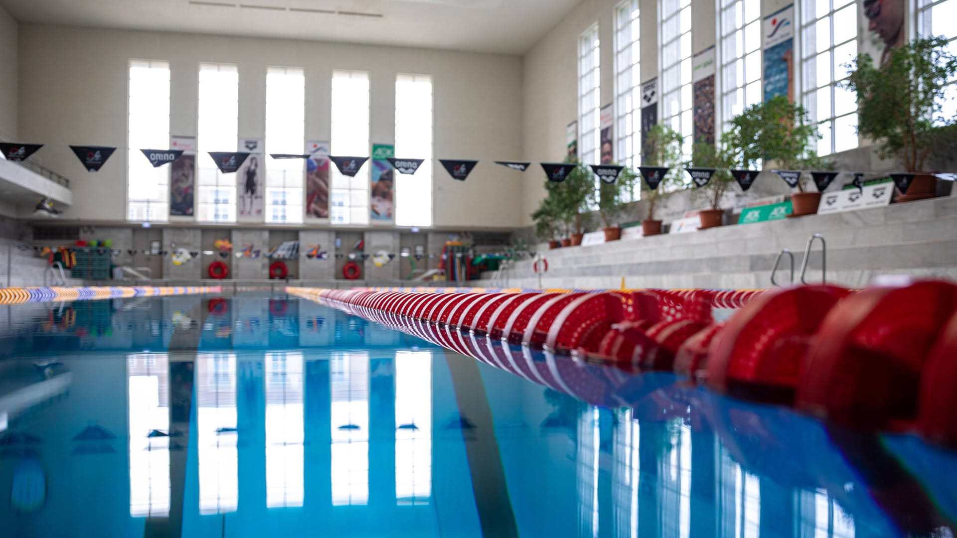 Schwimmhalle: Die Frauen sahen den Jungen auf dem Beckenboden (Symbolbild). Schwimmhalle: Die Frauen sahen den Jungen auf dem Beckenboden (Symbolbild).