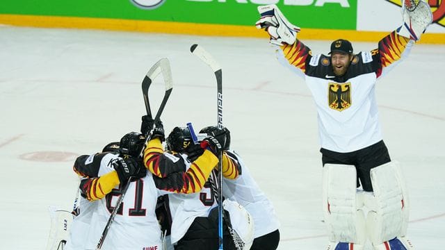 Die deutsche Eishockey-Nationalmannschaft spielt damit um die erste WM-Medaille seit 1953.