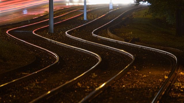 Leere Gleise werden von Straßenlaternen angeleuchtet