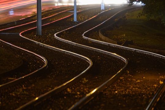 Leere Gleise werden von Straßenlaternen angeleuchtet