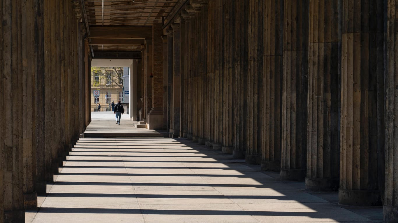 Einer der drei Säulengänge vom Kolonnadenhof vor dem Eingang der Alten Nationalgalerie auf der Museumsinsel (Archivbild): In den sechs Berliner Impfzentren hängen nun bekannte Motive aus den Staatlichen Museen.