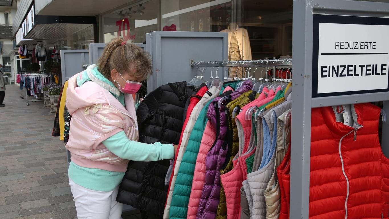 Eine Frau vor einem Modegeschäft (Symbolbild): Shopping wird in Bayern auch wieder ohne Test möglich.