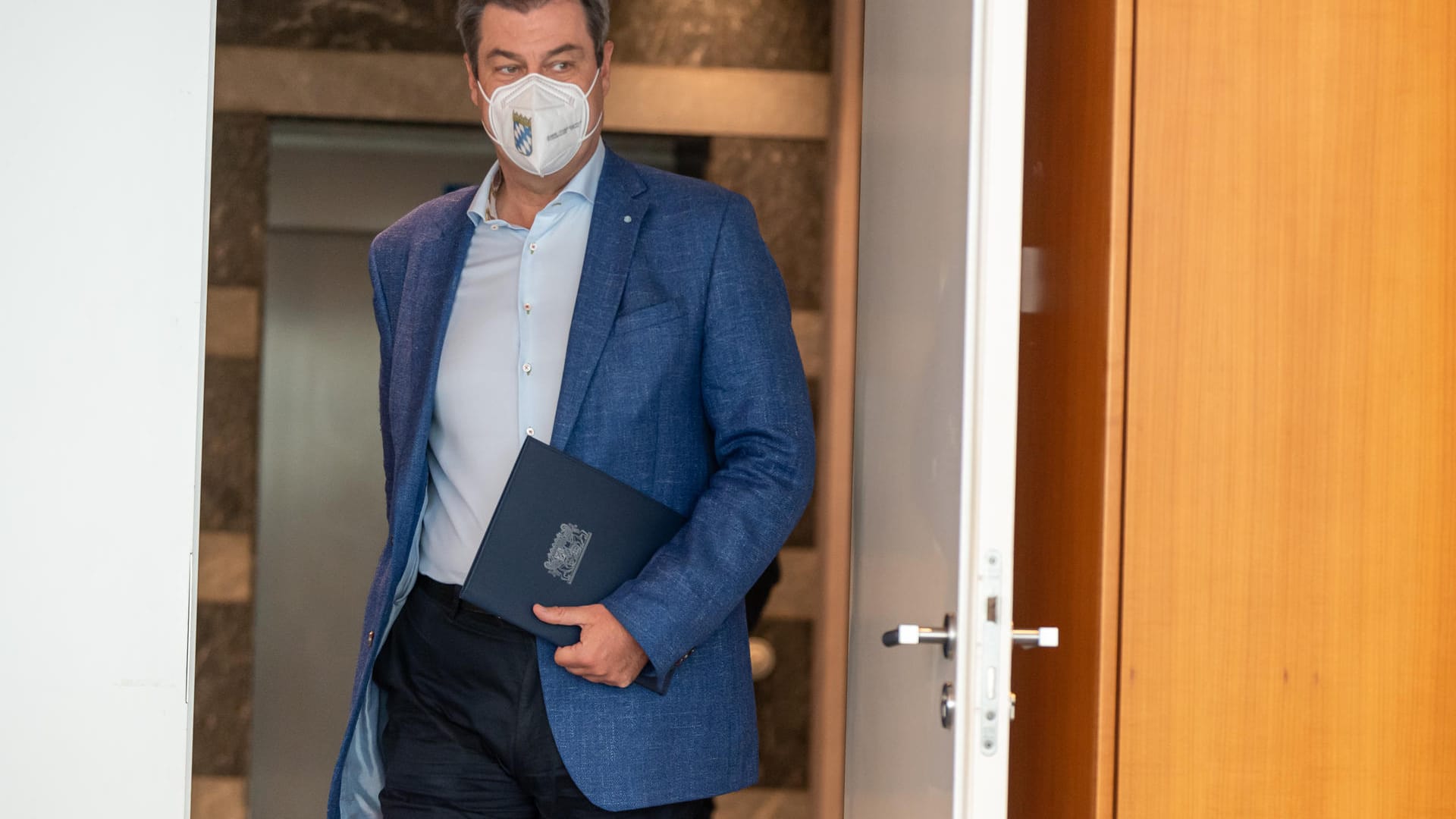 Markus Söder (CSU), Ministerpräsident von Bayern, geht durch die Staatskanzlei zur Sitzung des bayerischen Kabinetts: Am Freitag wurden weitreichende Corona-Lockerungen beschlossen.