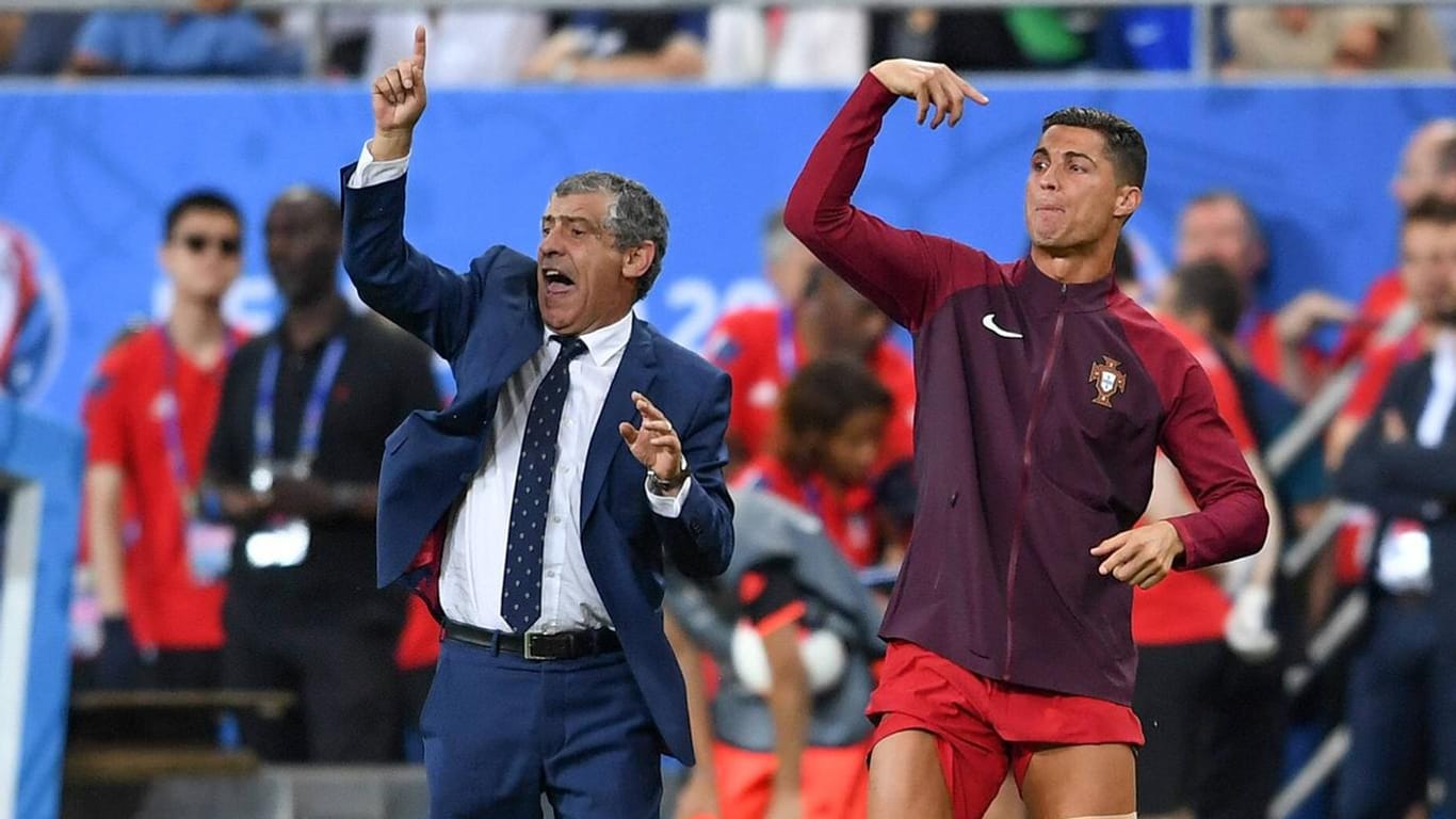 Fernando Santos (li.) bekam während des EM-Finals 2016 Coaching-Unterstützung von Cristiano Ronaldo (re.).