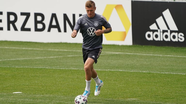 Toni Kroos: Der 31-Jährige bereitet sich mit der deutschen Nationalmannschaft aktuell auf die EM vor.