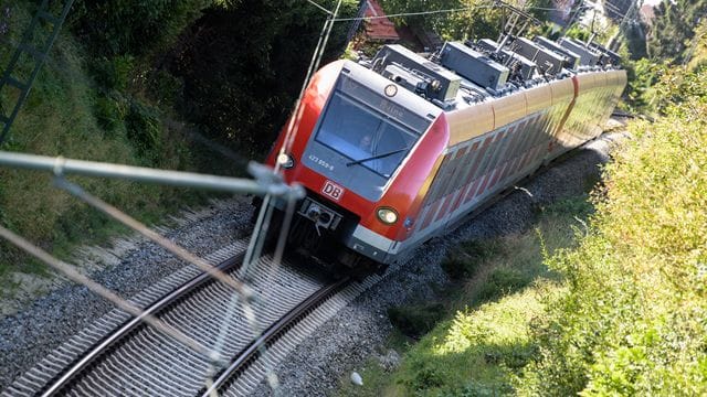 Eine S-Bahn fährt über die Gleise