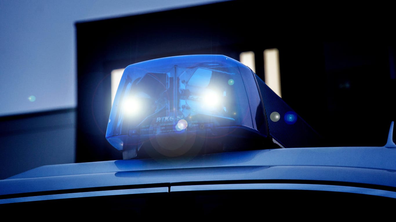 Blaulicht auf Polizeiwagen: Der Geschädigte trug ein Tattoo in hebräischer Schrift (Symbolbild).