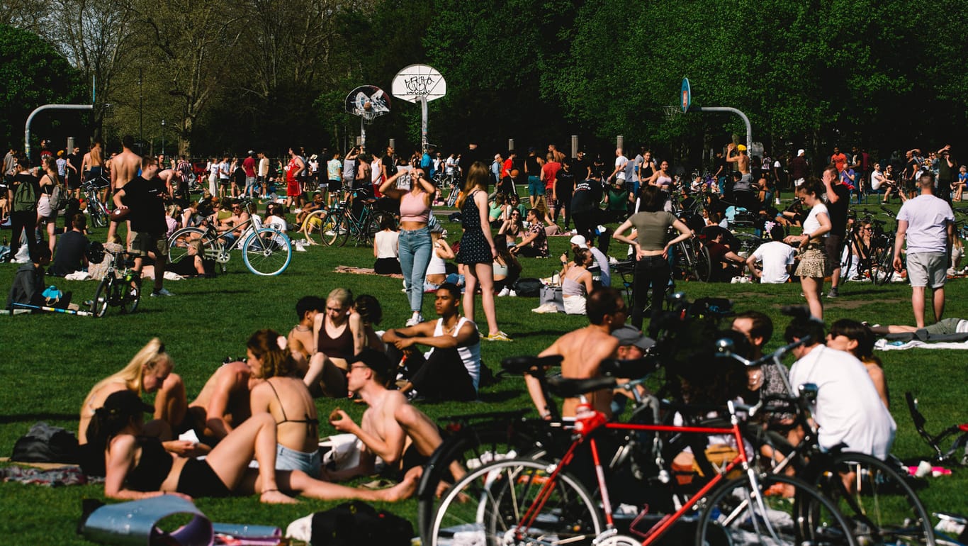 Menschen entspannen im Kölner Grüngürtel (Archivbild): In Zukunft soll es in Köln mehr heiße Tage geben.