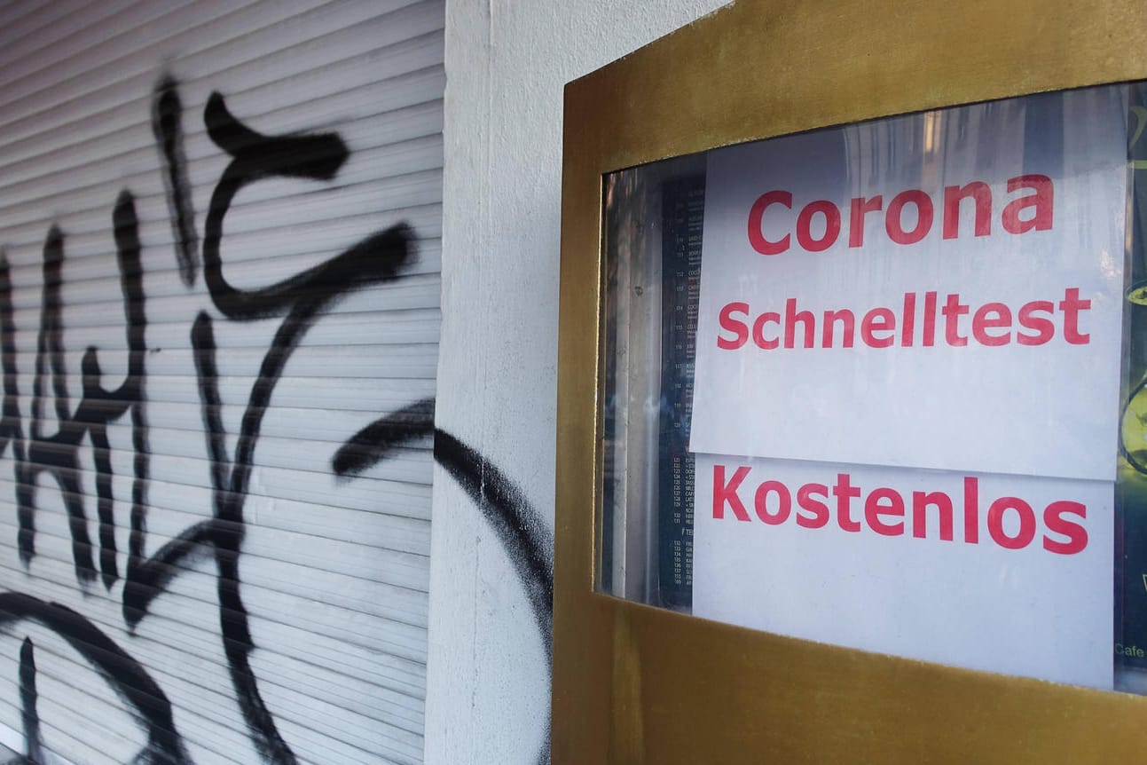 Ein Schild weist in einen Ladenlokal auf kostenlose Corona-Schnelltests hin (Symbolbild): Ein Testanbieter wies eine Sicherheitslücke auf.