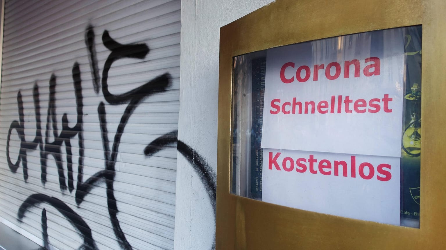 Ein Schild weist in einen Ladenlokal auf kostenlose Corona-Schnelltests hin (Symbolbild): Ein Testanbieter wies eine Sicherheitslücke auf.