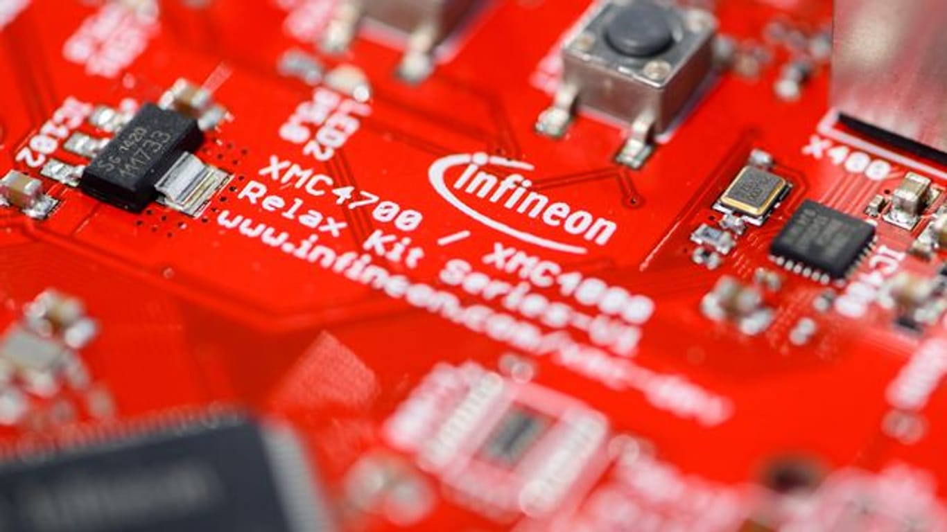 Das Logo von Infineon auf der Platine eines Mikrocontroller-Kits: Wegen Chip-Mangels musste die deutsche Autoindustrie Angestellte in Kurzarbeit zu schicken.