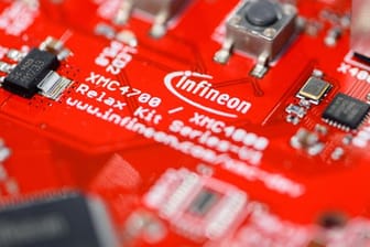 Das Logo von Infineon auf der Platine eines Mikrocontroller-Kits: Wegen Chip-Mangels musste die deutsche Autoindustrie Angestellte in Kurzarbeit zu schicken.