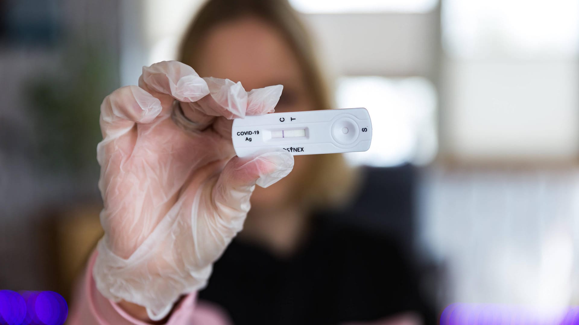 Eine Frau hält einen Corona-Schnelltest in der Hand (Symbolbild). Die Delta-Variante des Coronavirus breitet sich in Deutschland schnell aus.