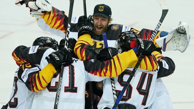 Bis ins WM-Halbfinale haben es die deutschen Eishockey-Cracks schon geschafft: Gegen Finnland geht es nun um den Finaleinzug. Bis ins WM-Halbfinale haben es die deutschen Eishockey-Cracks schon geschafft: Gegen Finnland geht es nun um den Finaleinzug.