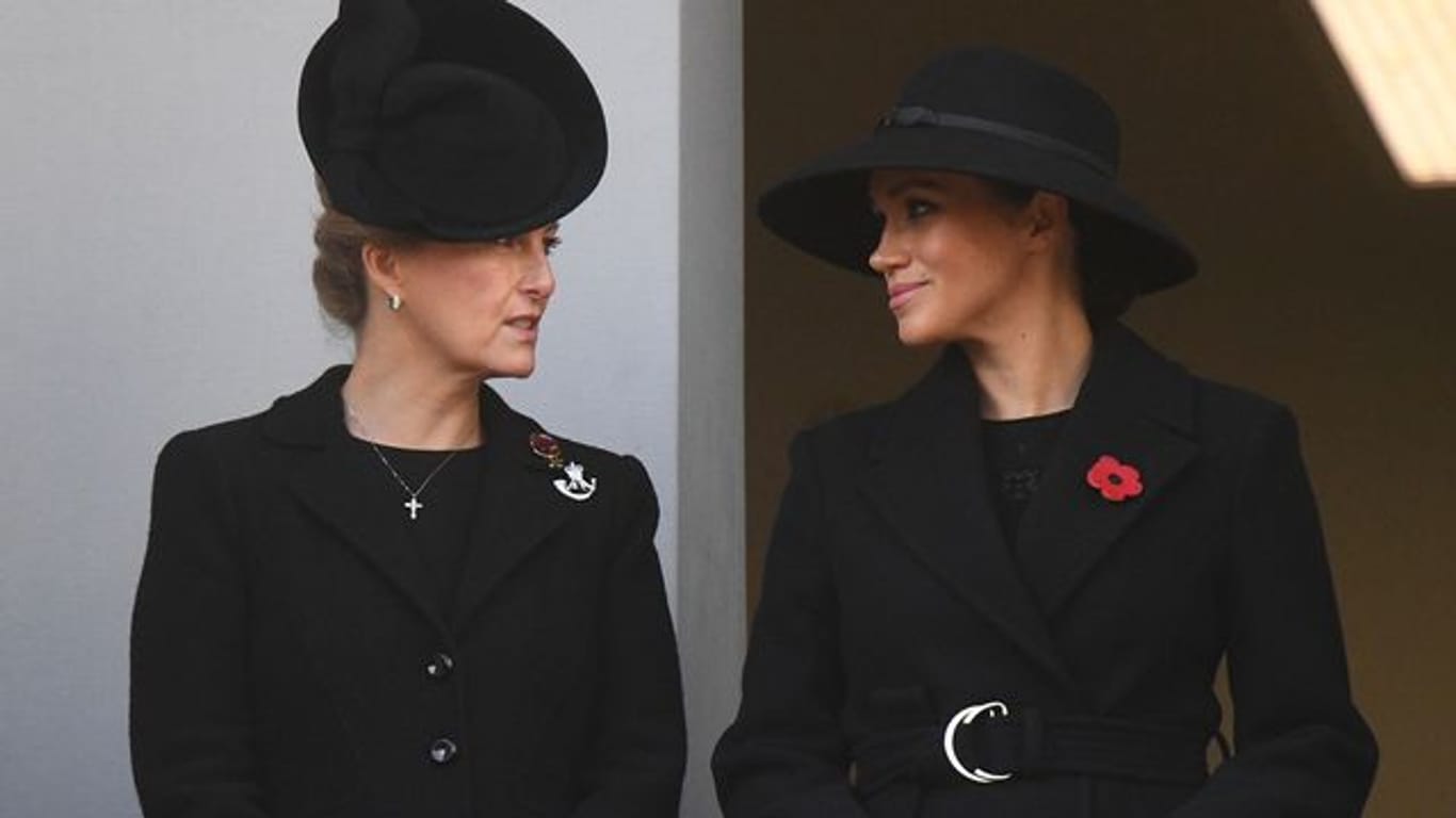 Die Herzogin von Sussex Meghan (r) und Sophie, Gräfin von Wessex, hier bei einem Gedenkgottesdienst am "Cenotaph Memorial", einem Kriegsdenkmal im Londoner Regierungsviertel.