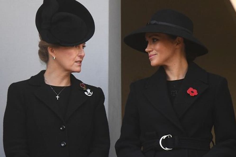 Die Herzogin von Sussex Meghan (r) und Sophie, Gräfin von Wessex, hier bei einem Gedenkgottesdienst am "Cenotaph Memorial", einem Kriegsdenkmal im Londoner Regierungsviertel.